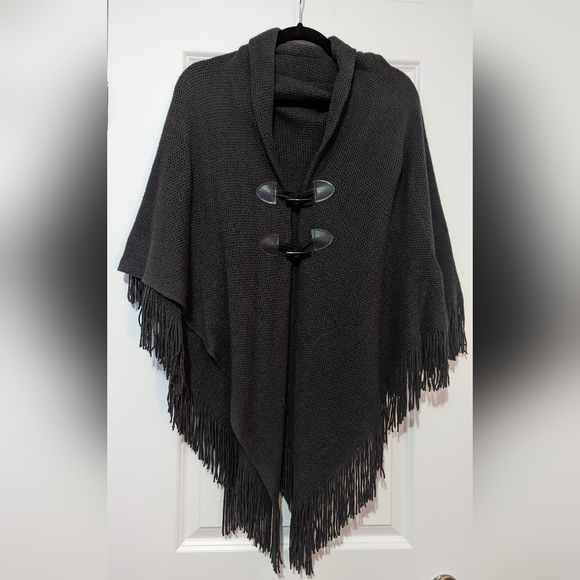 Stylish Fringed Cape - Picture 1 of 3